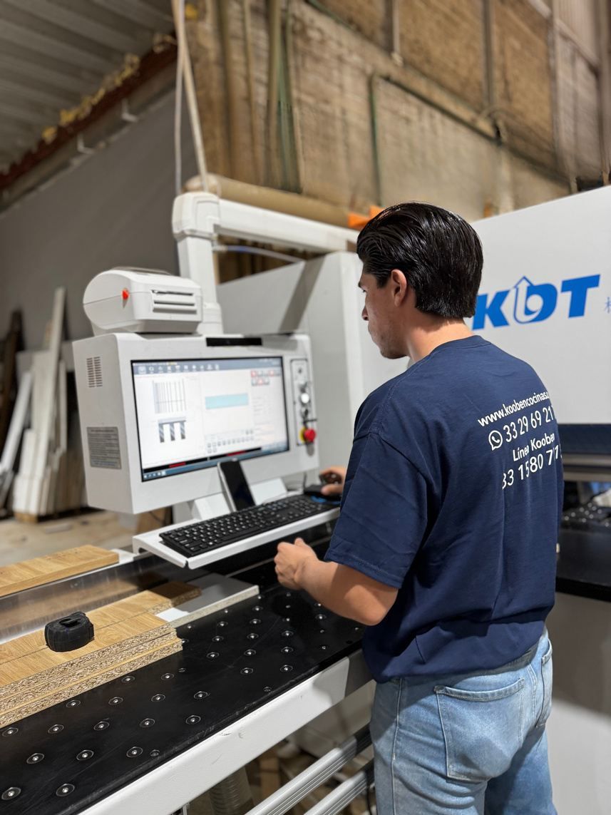Equipo de producción de Kooben en planta