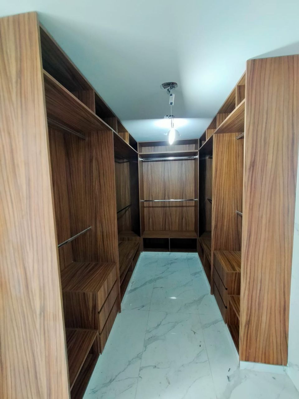 Vestidor tipo pasillo en nogal