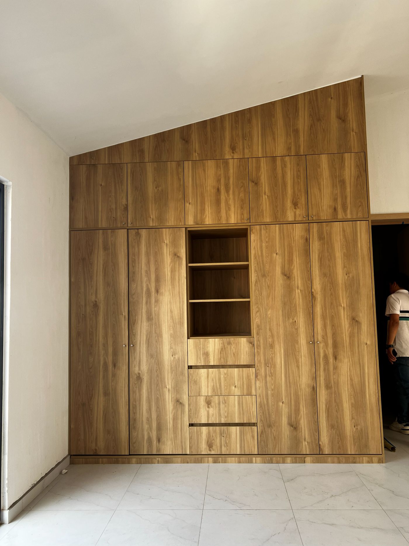 Closet en madera clara con nicho