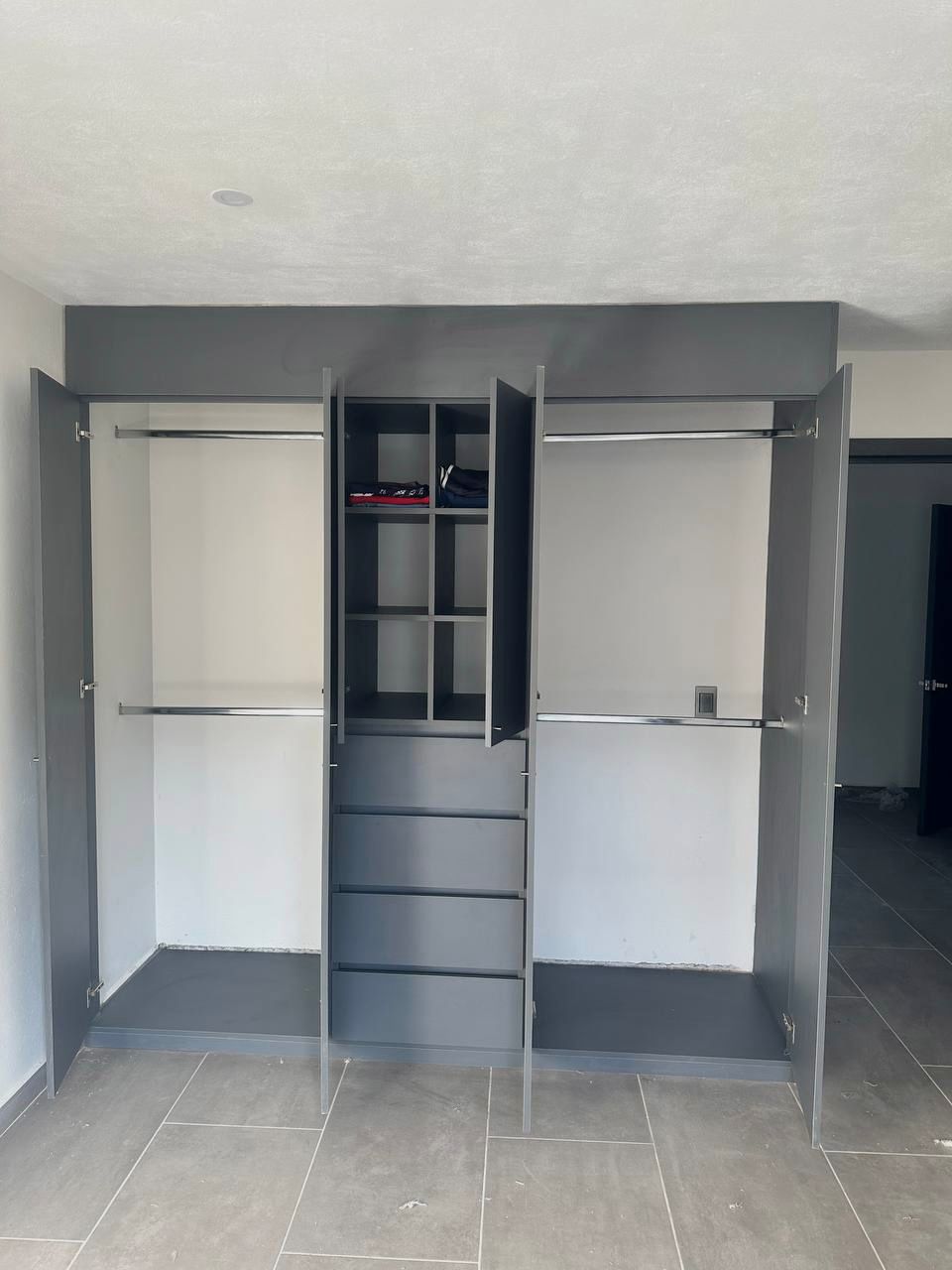 Closet gris con interiores