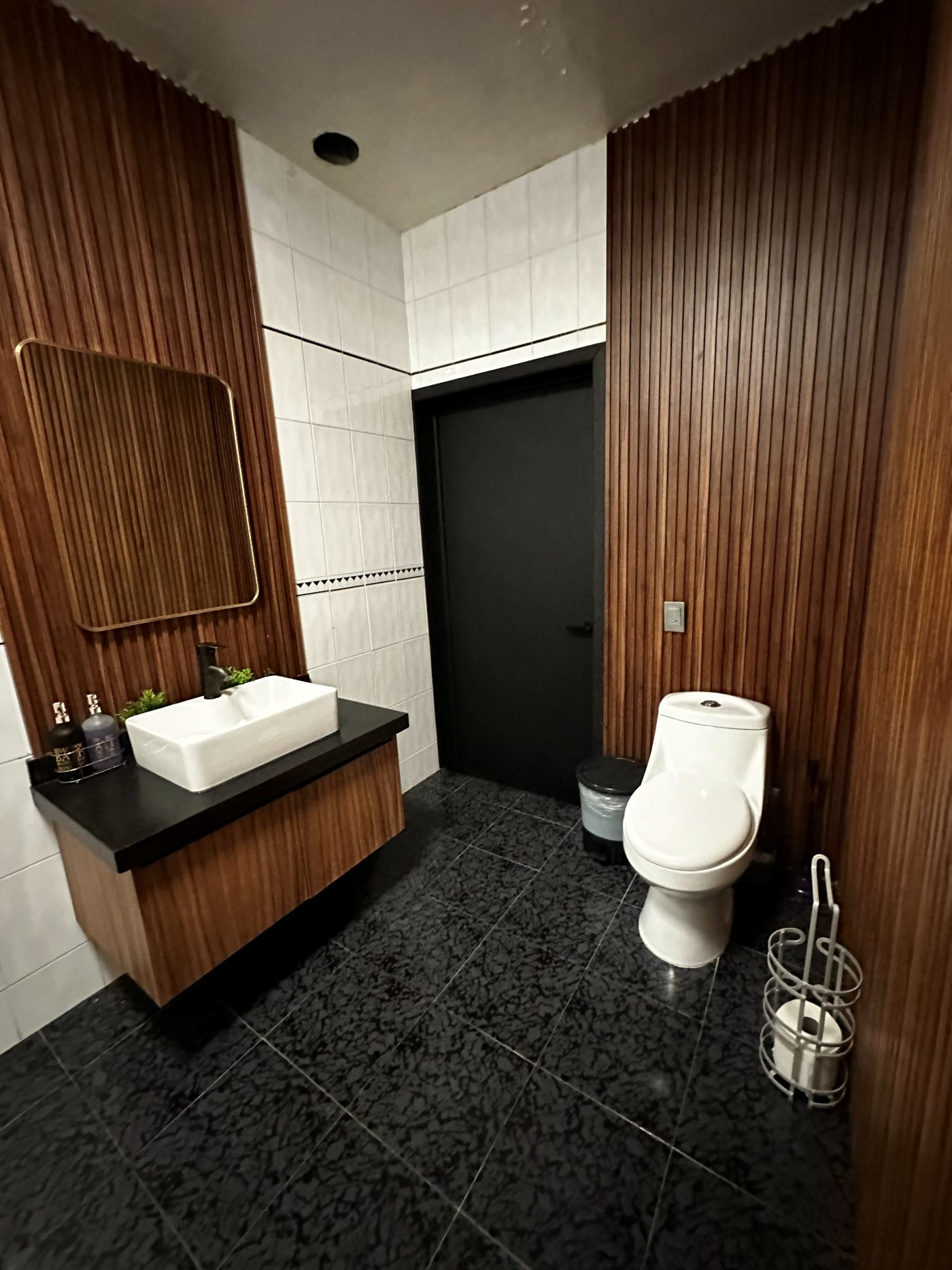 Mueble de baño con lambrín de madera