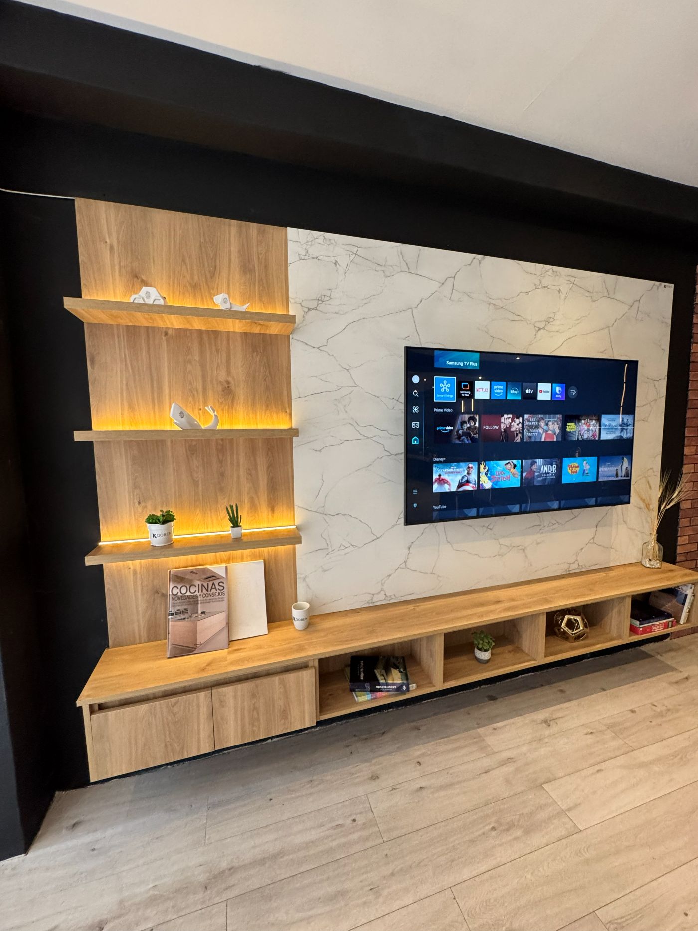 Muro de TV con repisas iluminadas