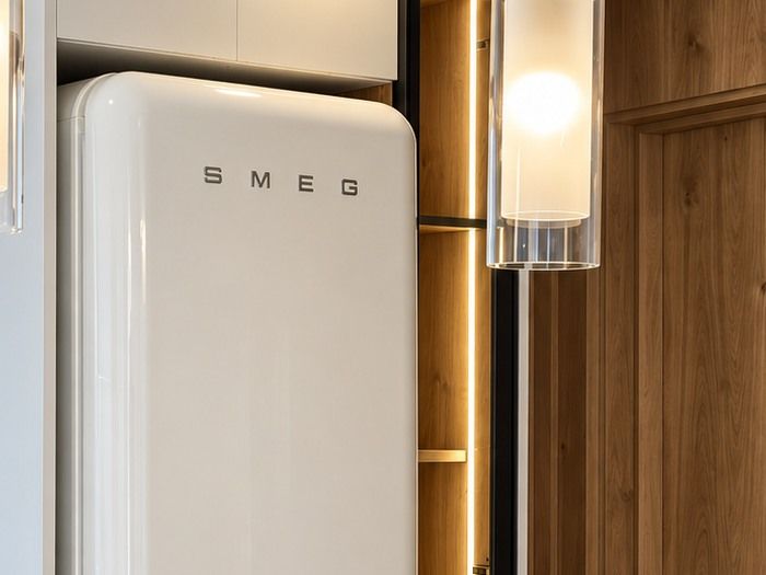 Refrigerador Smeg integrado en una cocina Kooben